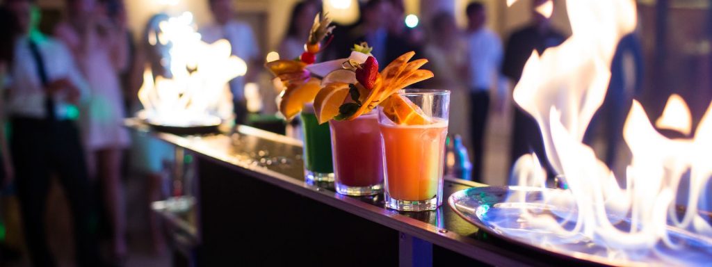 Bar z egzotycznymi drinkami na ladzie