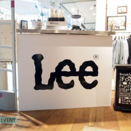 Bar kawowy ustawiony w sklepie odzieżowym Lee