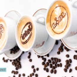 Kawy latte art z logo przedsiębiorstw